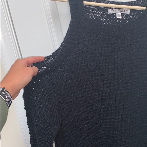 Shoulder cut out sweater - Picture 2 of 2